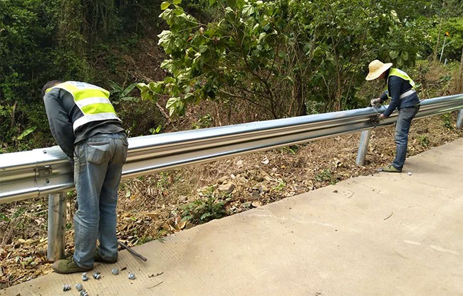马鞍山高速公路护栏的定期维护与保养